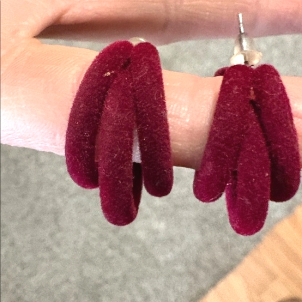 VINTAGE .925 STERLING POSTS DEEP CHERRY RED SUEDE-LIKE TRIPLE LOOPED 1" EARRINGS